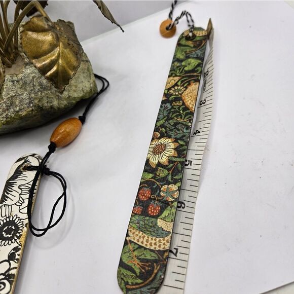 "5/$25" Set Of 2 Upcycled Wood Bookmarks, William Morris/Black & White Floral - Picture 6 of 8